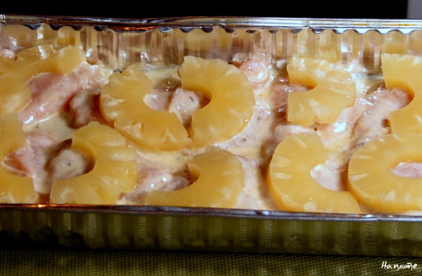 Куриное филе с ананасами в духовке