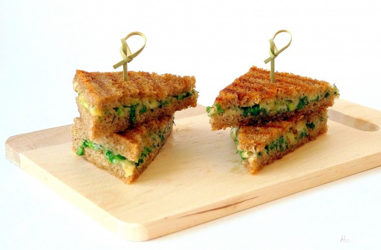 Бутерброд с зеленой мятой и сыром