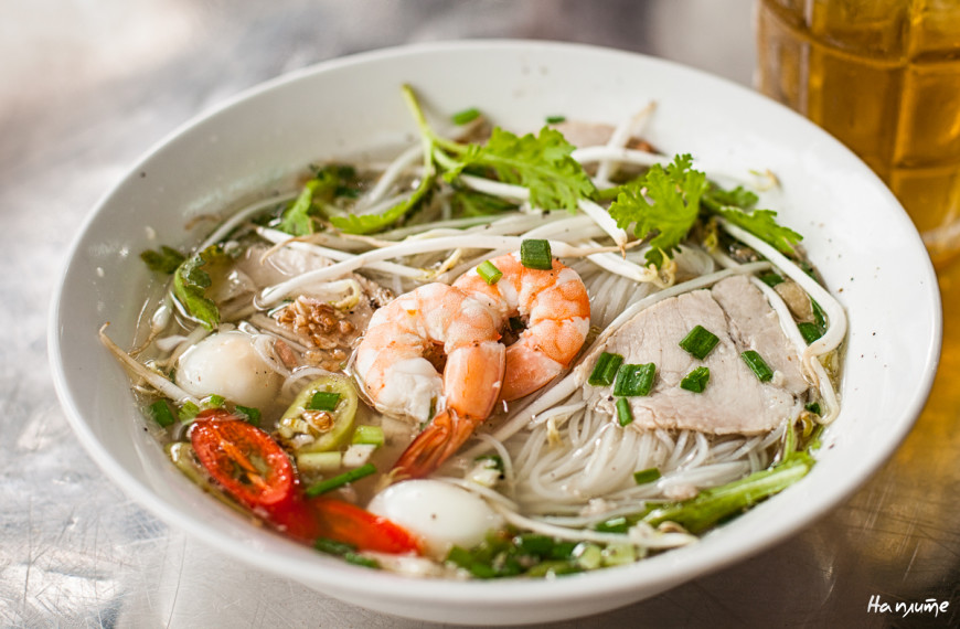 Вьетнамский суп из морепродуктов с лапшой