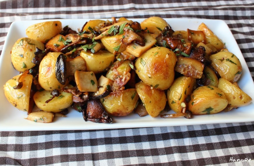 Салат с жареными грибами и картофелем