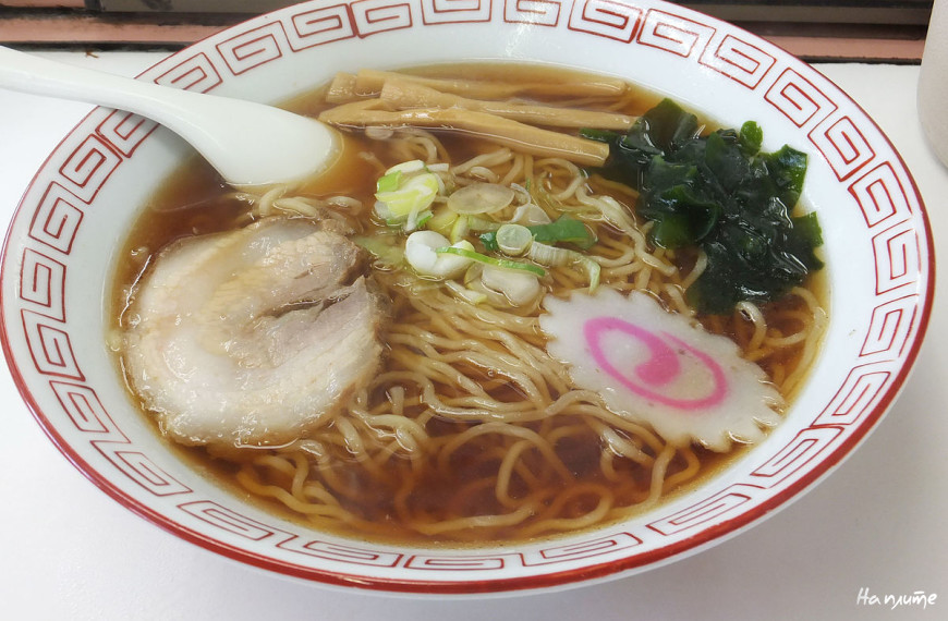 Японский суп рамен со свининой и водорослями