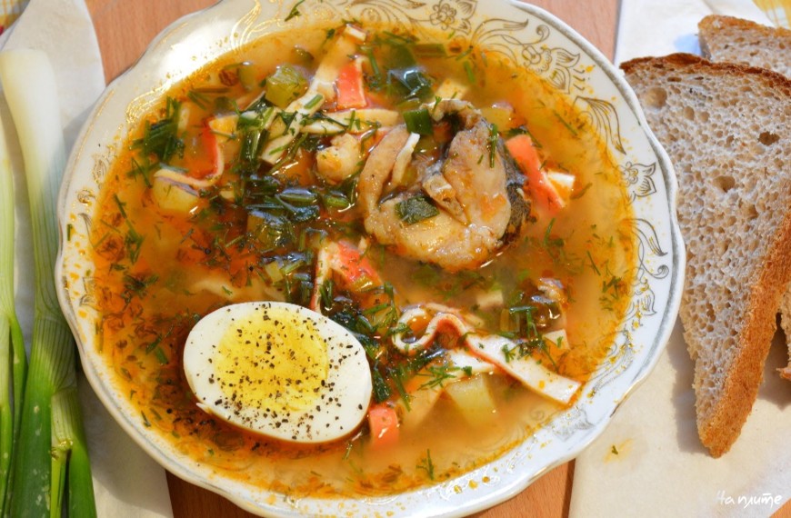 Рыбный суп с крабовыми палочками