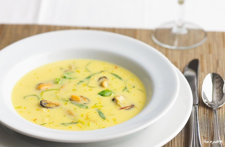 Суп из морепродуктов с базиликом