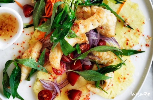 Тайский рыбный салат с овощами