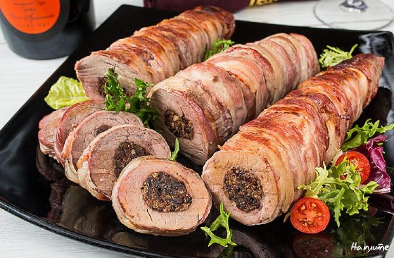 Мясной рулет с салом и орехами